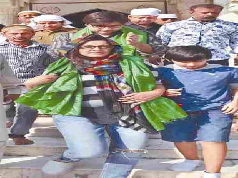 Sonali Bendre Ziarat in Chisti shrine 